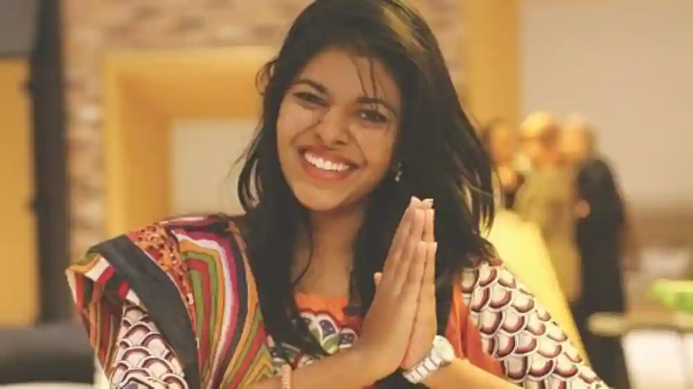 Imagen de una chica india agradeciendo con las palmas juntas, como imagen destacada para el post Dar las gracias como signo de consciencia