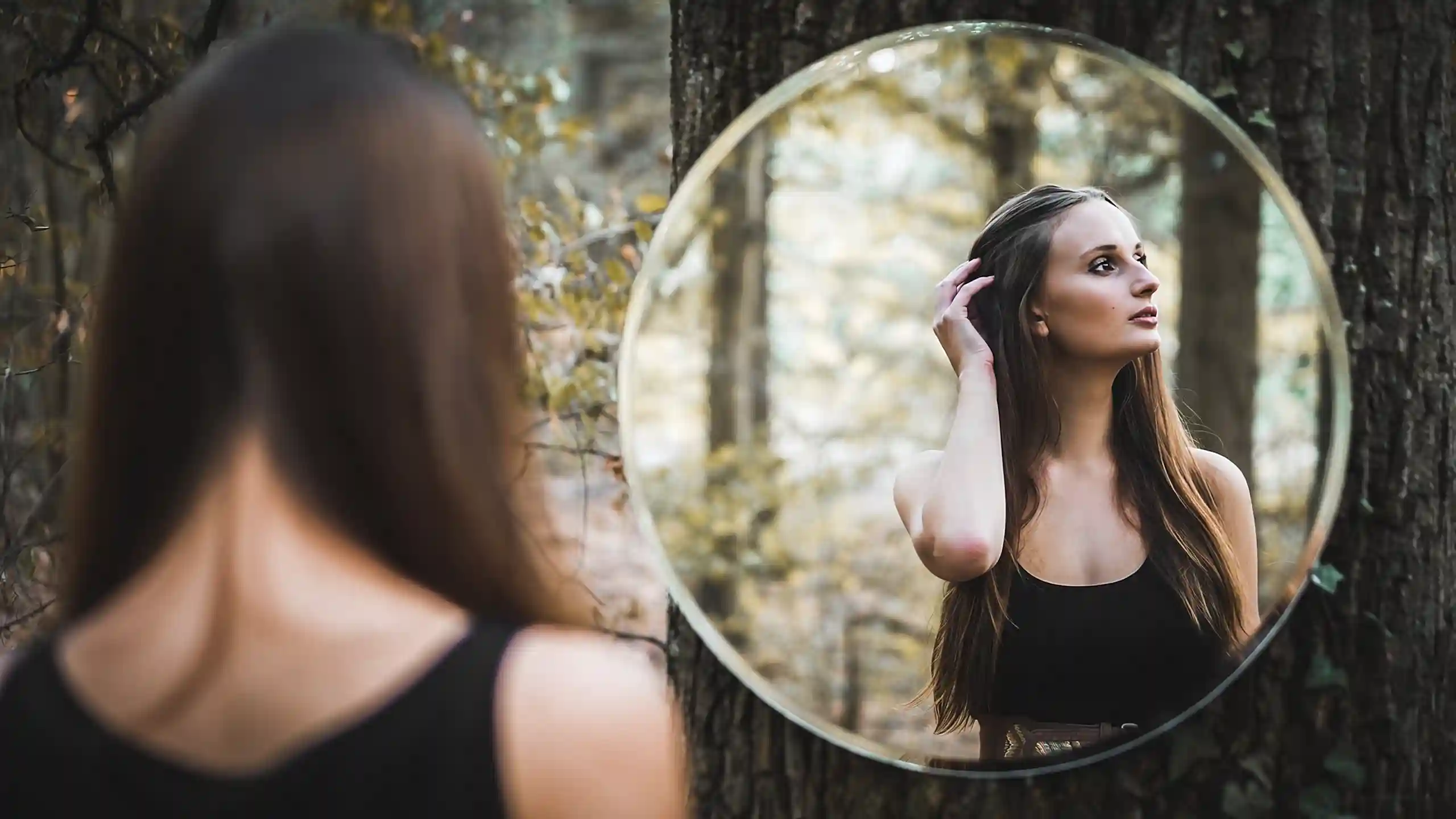 Foto de una chica mirándose en el espejo, como imagen destacada para el post Conversaciones entre El Ego y el Yo Superior