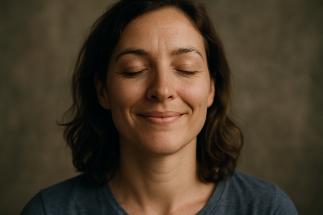 Imagen destacada del post El Evento de Morir. Mujer con cara de alivio, sonriente, esperanzada.