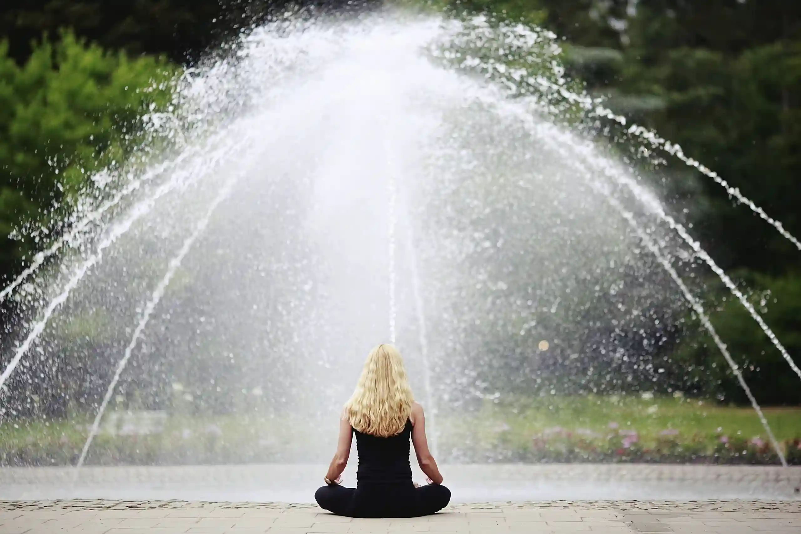 Foto de una chica bajo un paraguas de agua, como destacada de la entrada Espiritualidad