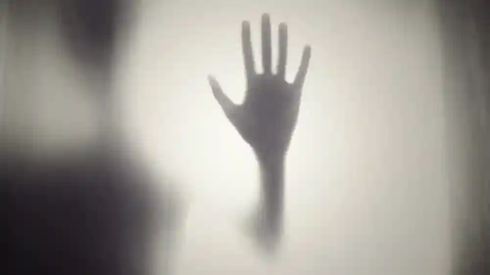 Imagen de una mano miedosa tras un cristal difuminado, como imagen destacada para el post Miedo al cambio y la evolución