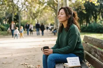Imagen de una mujer sentada en un banco, relajada, ojos cerrados, observando la Vida, para el post Observar la Vida Ser desde el Yo Soy