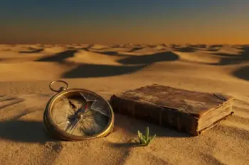 Imagen del desierto, con un primer plano de un libro, una brújula rota y un brote de planta emergiendo de la arena, para el post Travesía del desierto espiritual significado